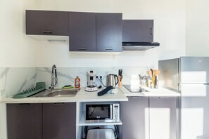 Réfrigérateur, micro-ondes, plaque de cuisson, cafetière/bouilloire