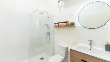 Doccia, asciugacapelli, asciugamani, sapone