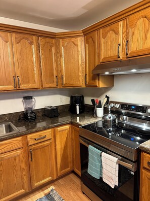 Fridge, microwave, oven, stovetop - Tranquil 2-bedroom house in Newark with AC, WiFi (Newark)
