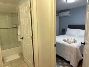 Hair dryer, towels, soap, toilet paper - Tranquil 2-bedroom house in Newark with AC, WiFi (Newark)