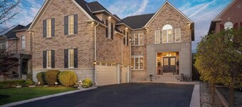 Cozy Modern Retreat Minutes from Pearson Airport – Perfect for Travelers!