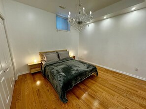 2 bedrooms, desk, iron/ironing board, travel crib - Cozy Modern Retreat Minutes from Pearson Airport – Perfect for Travelers! (Brampton)