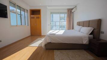 3 habitaciones, tabla de planchar con plancha, wifi y ropa de cama