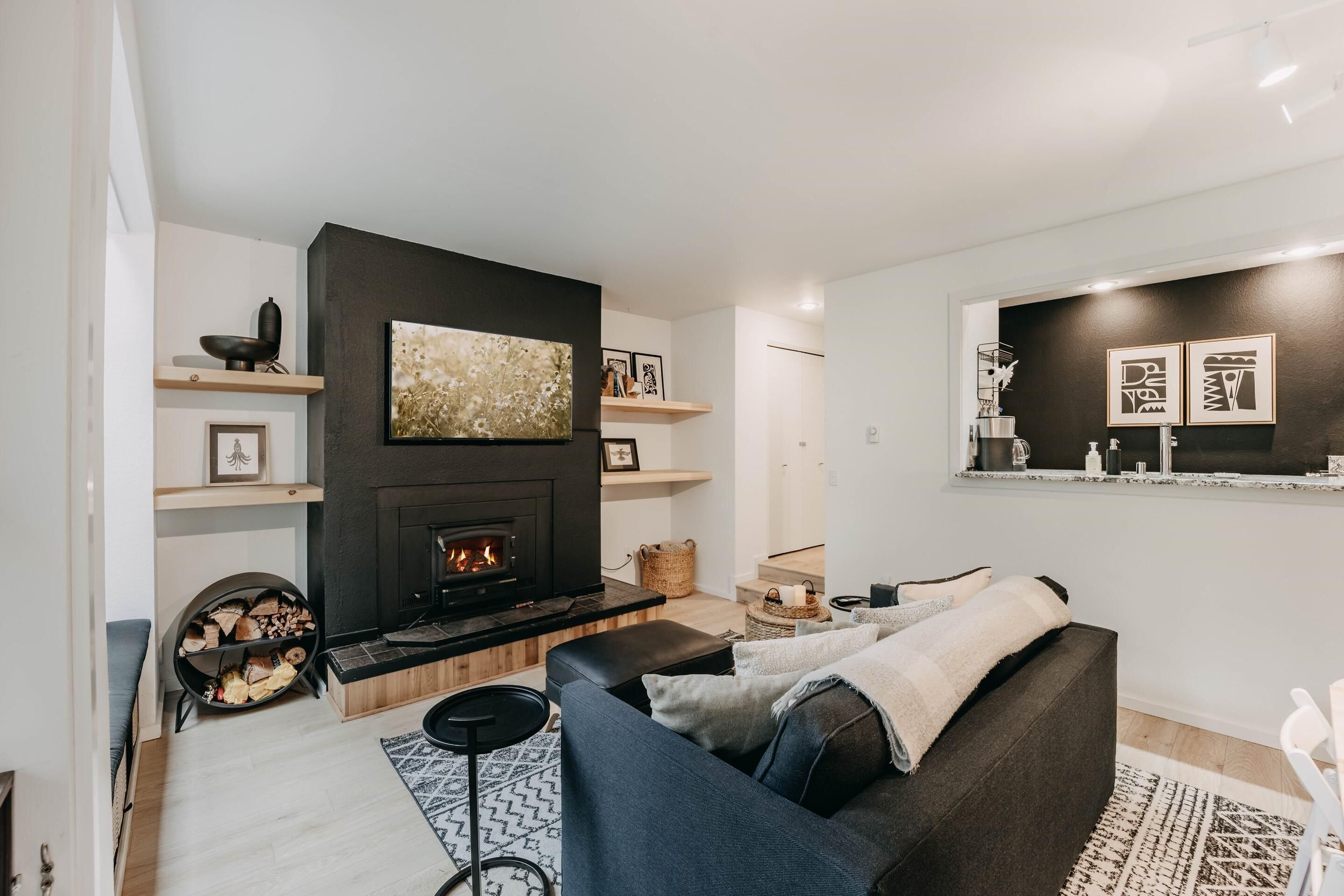 Condo, 1 Bedroom, Balcony, Mountain View | Living room