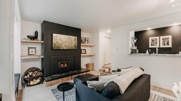 Condo, 1 Bedroom, Balcony, Mountain View | Living room