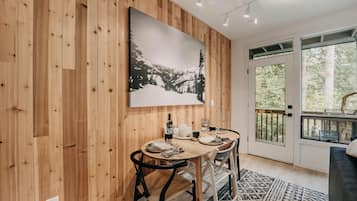 Condo, 1 Bedroom, Balcony, Mountain View | Dining