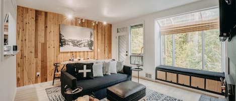 Condo, 1 Bedroom, Balcony, Mountain View | Living area