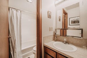 A bathroom with a bathtub, a sink, and a mirror. - Mt Baker Lodging Condo 55sw - Sleeps 4, Great Community Aemenities (Deming)