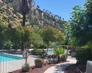 Piscina externa sazonal, funciona das 10h às 20h, guarda-sóis
