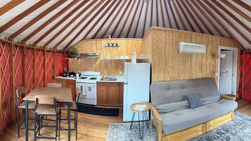 Camping Yurt | Área de sala de estar | Televisión de pantalla plana de 27 pulgadas con canales por cable