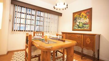 Superior House, 4 Bedrooms | Dining room