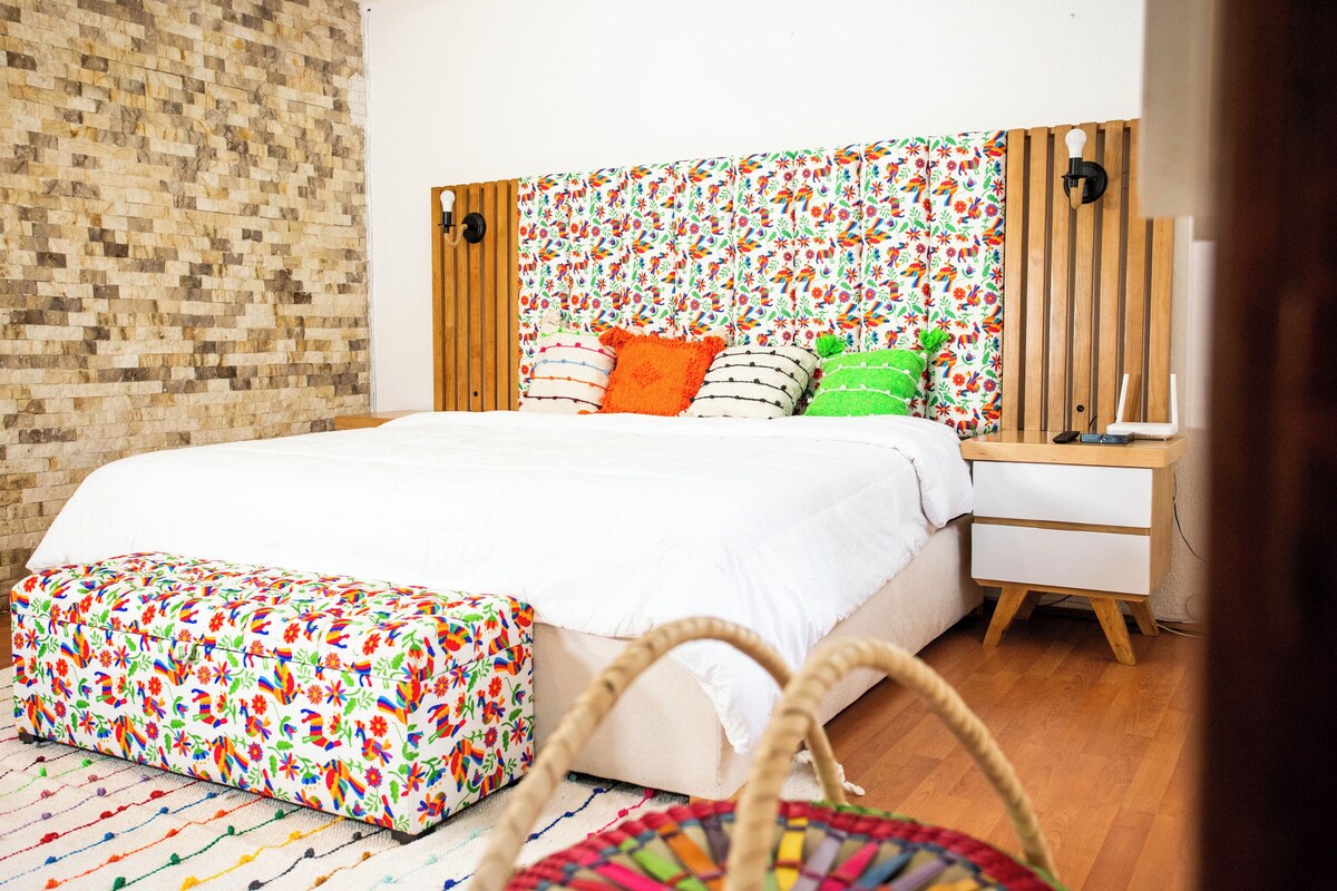 Standard-Suite, Blick auf den Innenhof | 1 Schlafzimmer, Daunenbettdecken, laptopgeeigneter Arbeitsplatz