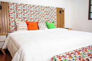 Standard-Suite, Blick auf den Innenhof | 1 Schlafzimmer, Daunenbettdecken, laptopgeeigneter Arbeitsplatz