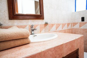 Standard-Suite, Blick auf den Innenhof | Badezimmer | Dusche, Haartrockner, Handtücher, Seife
