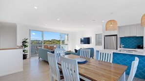 Dining - Boronia Beach House Three - 650m to the headland (Sawtell)