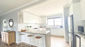 Fridge, microwave, dishwasher, cookware/dishes/utensils