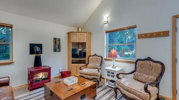 Cabin, 3 Bedrooms, Accessible, Patio | Living room