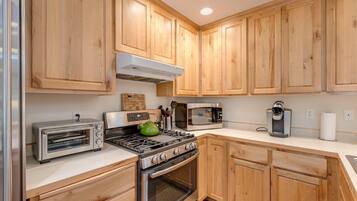 Cabin, 3 Bedrooms, Accessible, Patio | Interior