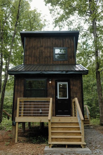 Cozy Tiny Home in the woods of Middle Tennessee with AC and high speed internet