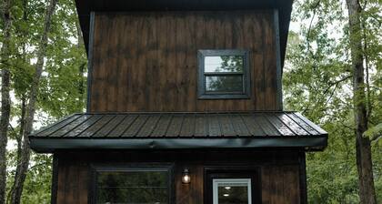 Cozy Tiny Home in the woods of Middle Tennessee with AC and high speed internet