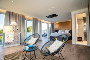 5 slaapkamers, een bureau, een strijkplank/strijkijzer, reisbedje