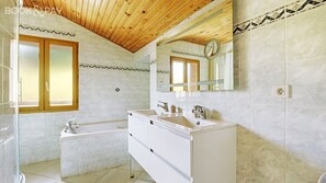 Dusche, Whirlpool, Haartrockner, Handtücher