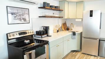 Fridge, oven, stovetop, coffee/tea maker