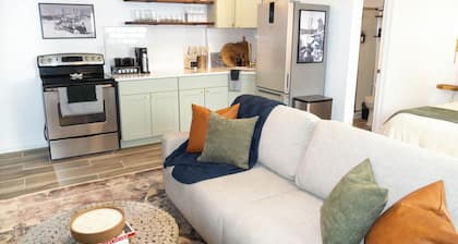Cozy & Convenient, 5 mins. to Sloan's & Empower