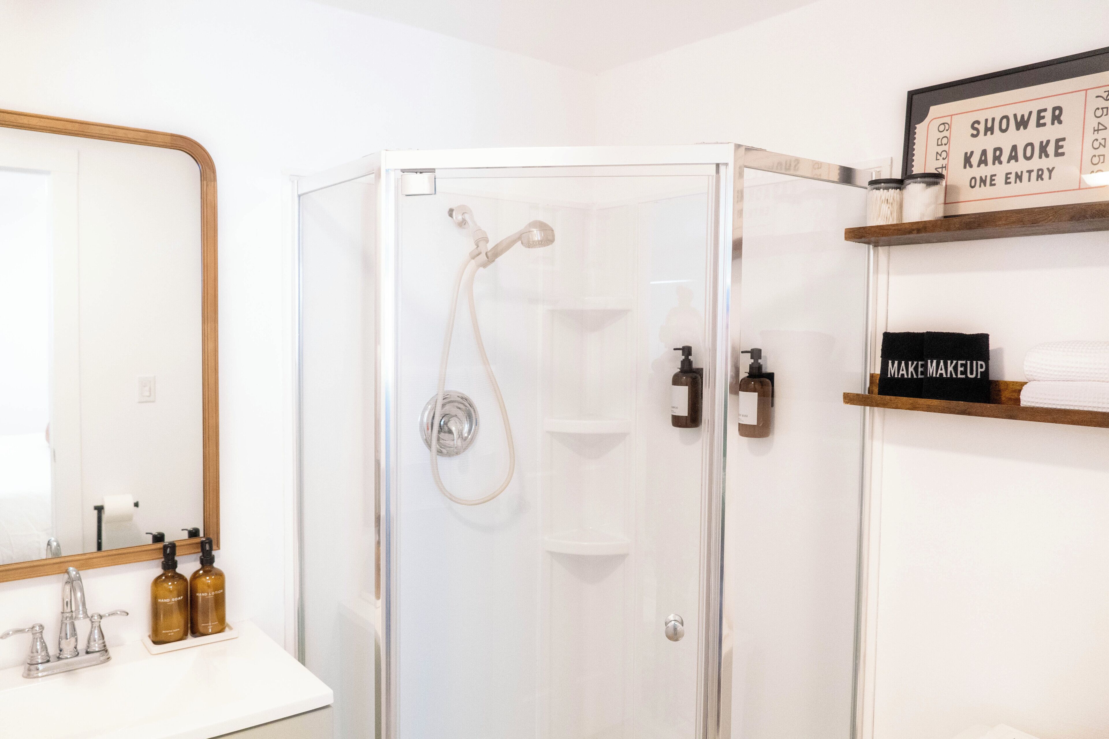 Een douche, milieuvriendelijke toiletartikelen, een haardroger