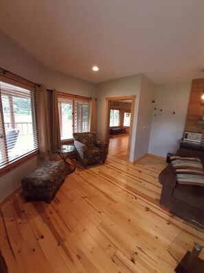 Smart TV, DVD player, table football, ping pong - We have direct access to ATV trails and walking distance to downtown Birchwood! (Birchwood)