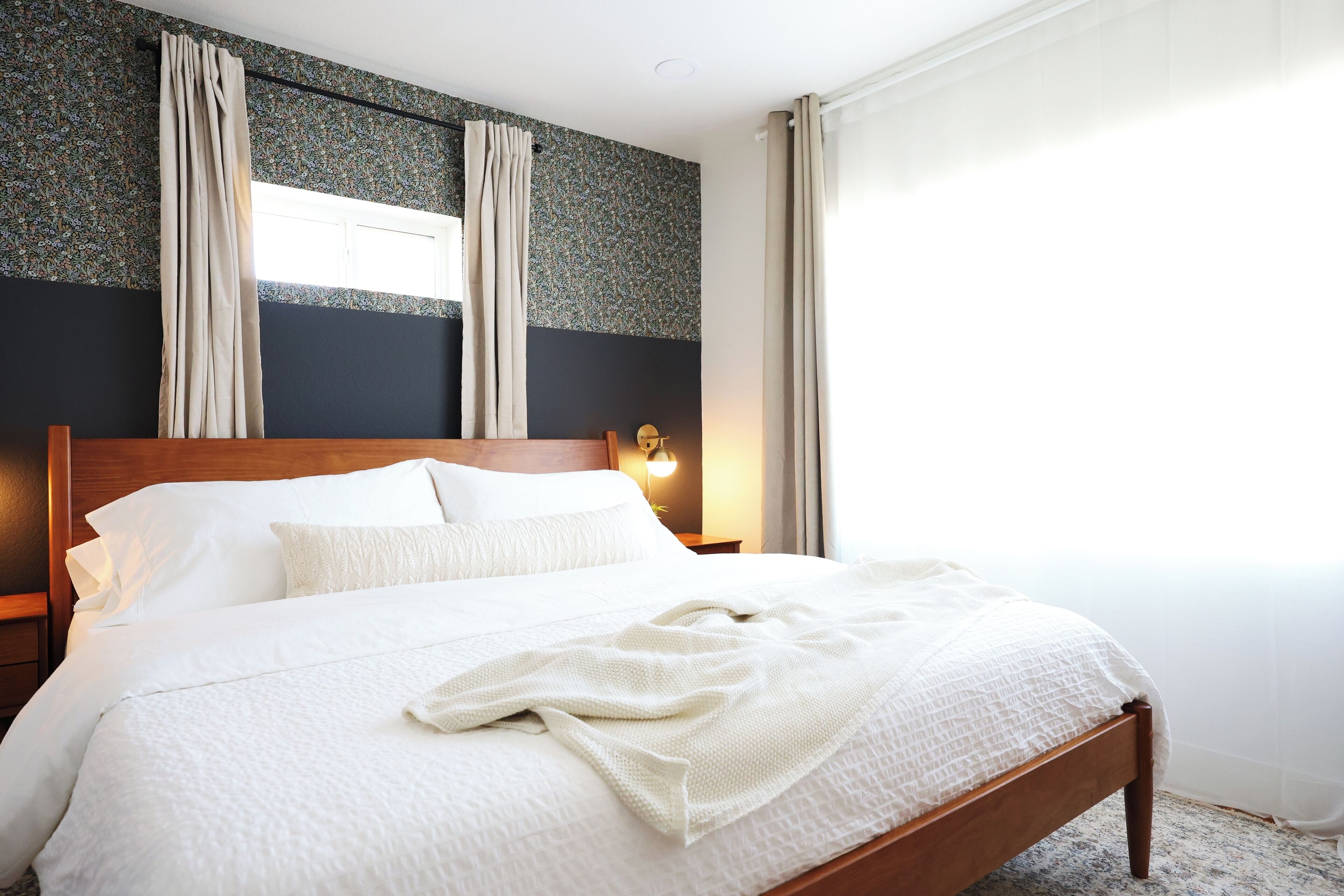 5 habitaciones, escritorio y tabla de planchar con plancha 