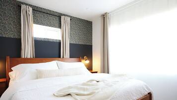 5 habitaciones, escritorio y tabla de planchar con plancha