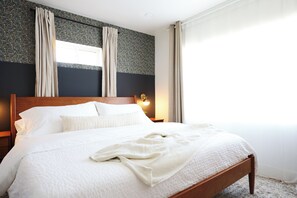 5 間睡房、書桌、熨斗/熨衫板、可攜式嬰兒床