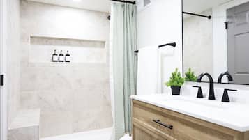 Ducha, artículos de tocador ecológicos, secador de pelo, toallas