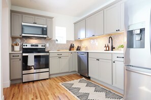 雪櫃、微波爐、焗爐、爐具