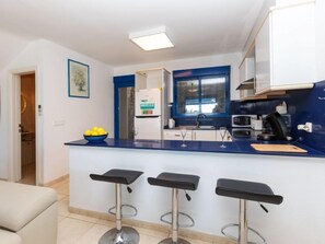 House, 4 Bedrooms, Terrace | Private kitchen