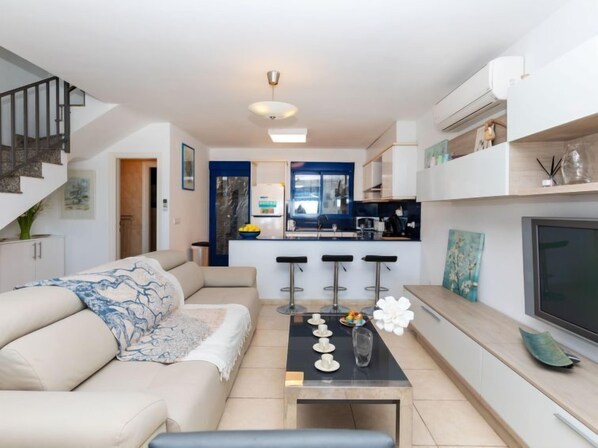 House, 4 Bedrooms, Terrace | Living area