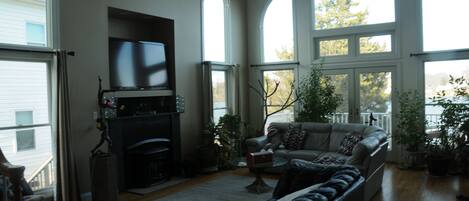 Smart TV, fireplace