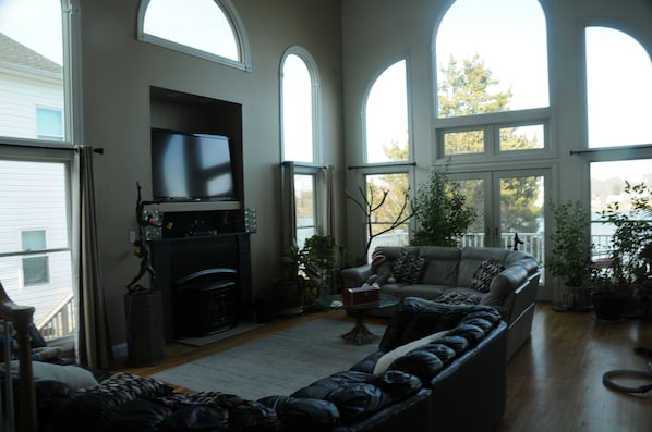 Smart TV, fireplace - 3 Bedroom house. The BayHouse on The water. Movie theater Dock, Rafts, Fishin (Glen Burnie)