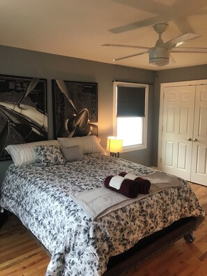 3 bedrooms, iron/ironing board, WiFi, bed sheets - 3 Bedroom house. The BayHouse on The water. Movie theater Dock, Rafts, Fishin (Glen Burnie)