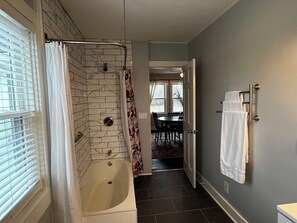 Séchoir à cheveux, serviettes fournies, savon, papier de toilette