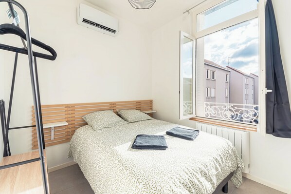 1 chambre, bureau, fer et planche à repasser, lit parapluie