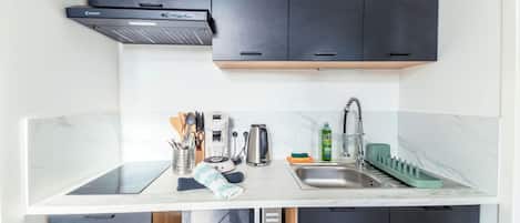 Refrigerador, microondas, parrilla de estufa y cafetera y tetera