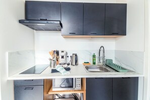 Réfrigérateur, micro-ondes, plaque de cuisson, cafetière/bouilloire