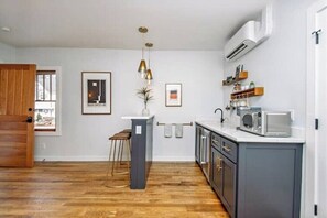 Fridge, microwave, cookware/dishes/utensils - 1 Mi to Bathhouses, DTWN King Bed Fast WiFi (Hot Springs)