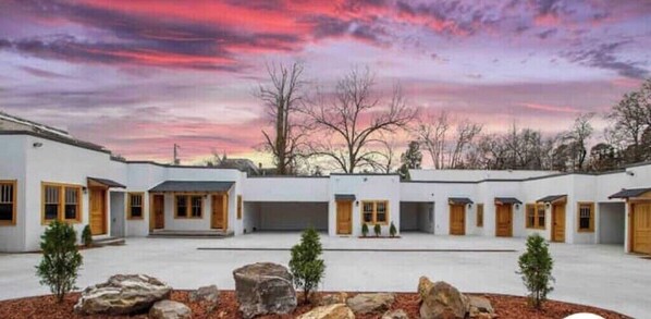 Exterior - 1 Mi to Bathhouses, DTWN King Bed Fast WiFi (Hot Springs)