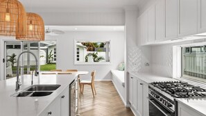 Een koelkast, een microgolfoven, een oven, een kookplaat