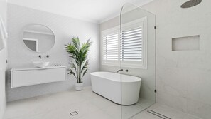 シャワー、ヘアドライヤー、タオル