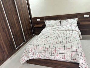 3 habitaciones, tabla de planchar con plancha, wifi y ropa de cama
