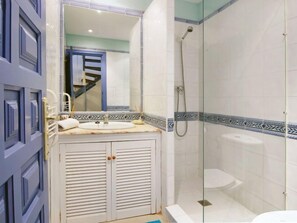 Rumah, 3 kamar tidur, teras | Kamar mandi